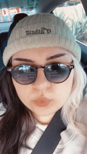 srtiy, 23 years old from Ireland