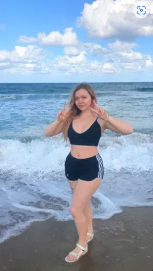 hdhrf, 22 years old from United Kingdom