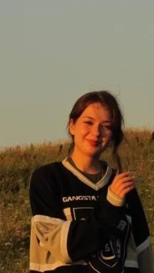 Naomi, 24 years old from Canada
