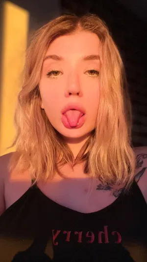 Hot4456, 20 years old from United Kingdom