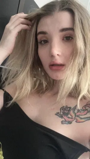 Eqeliya33, 20 years old from United States