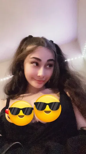 Risalove326, 21 years old from United Kingdom