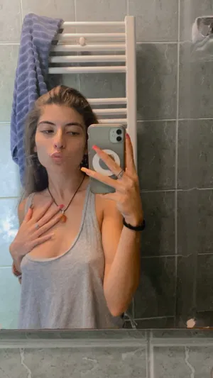 QueenBee4SxtCalCam, 19 years old from Canada