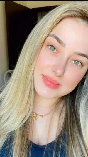 Ellie258, 23 years old from France