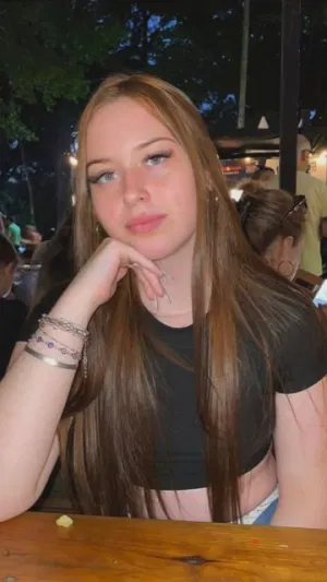 Lily587, 23 years old from France