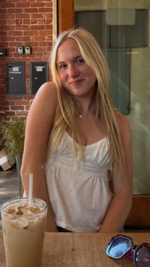 Linda587, 24 years old from United Kingdom