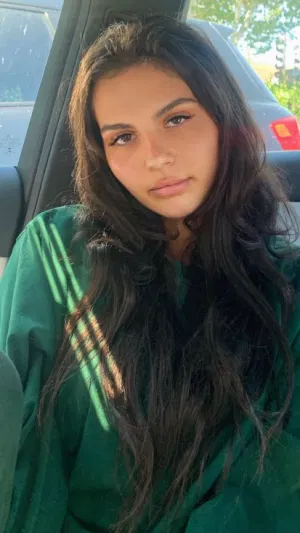 Michele365, 23 years old from Ireland