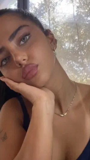 Betty696, 27 years old from Canada