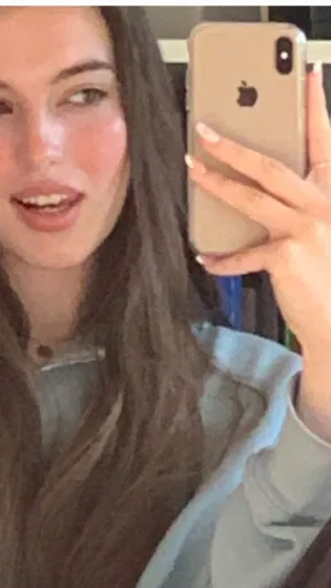 Rosalie00, 22 years old from Canada