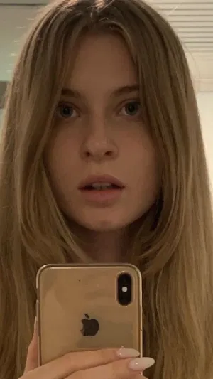 Vivienne2321, 22 years old from Canada