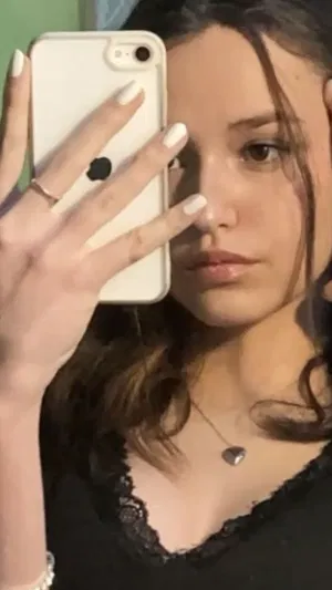 Daphne222, 22 years old from Canada