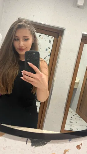 Ellie444, 23 years old from Ireland