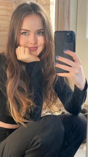 Ella785, 23 years old from Ireland