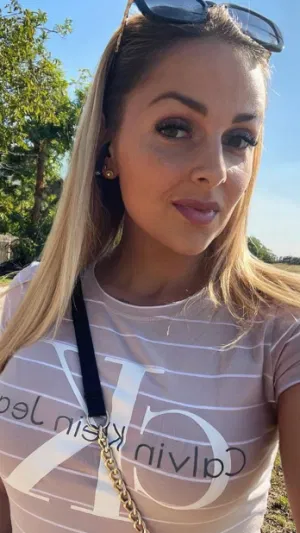 Aurora000, 23 years old from United Kingdom