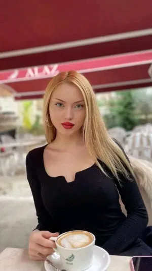 Naomi34, 23 years old from France
