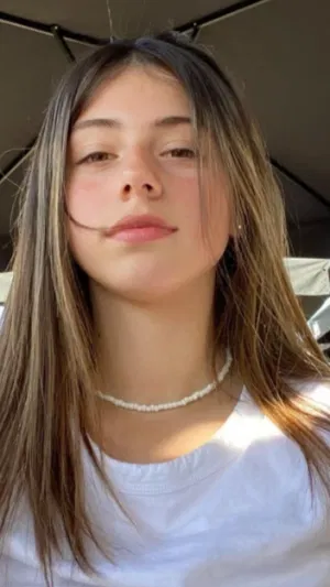 Anna222, 23 years old from France