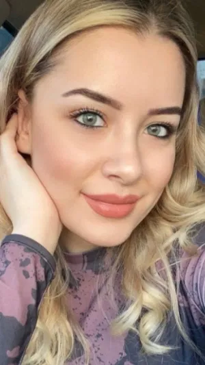 Allison212, 23 years old from France