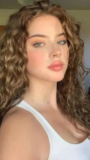 Julia365, 23 years old from France