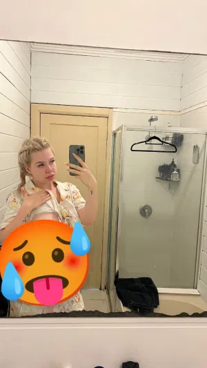 ElizaGreen, 21 years old from Australia