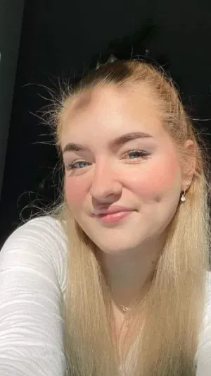 Julie025, 23 years old from Canada