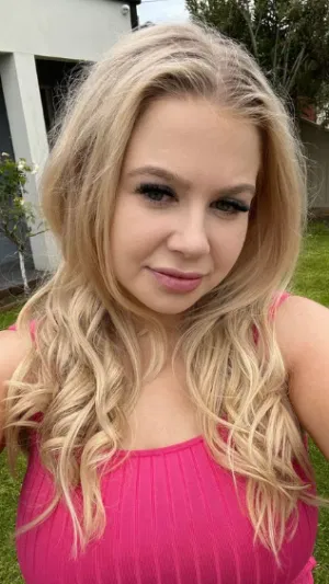 Kristen753, 23 years old from Canada