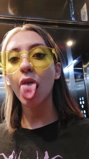 Omana2, 20 years old from United States