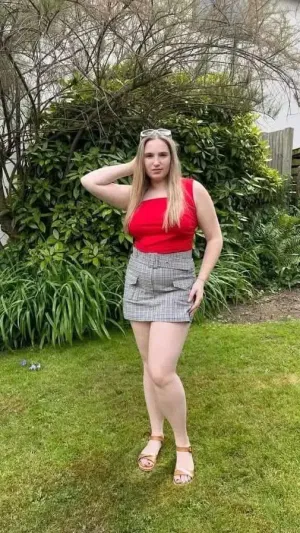 Laura249, 23 years old from Canada