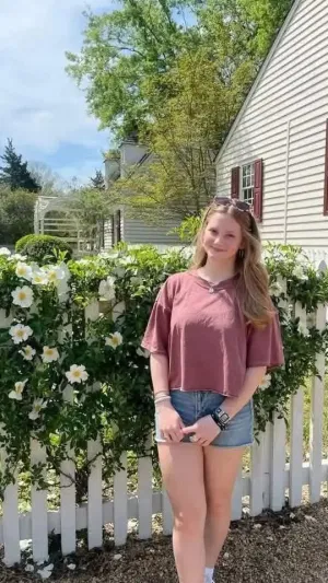 Julie543, 23 years old from Canada