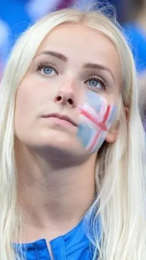 Mira0000, 23 years old from United Kingdom