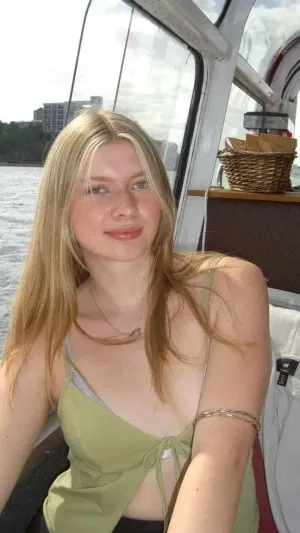 Nalani111, 22 years old from Canada