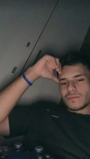 Snous, 19 years old from Germany