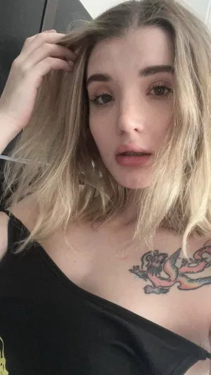 Queen385, 20 years old from United Kingdom