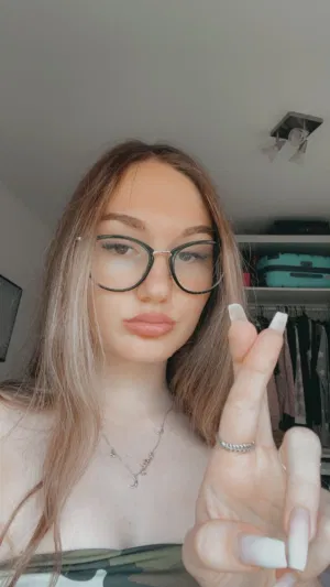 Ellie-90, 22 years old from United States