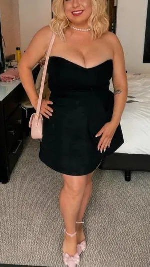 Bustyhollyxx, 24 years old from United Kingdom