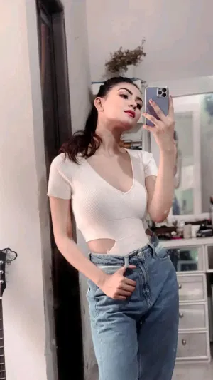 Alison_300, 22 years old from United Kingdom