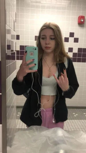 dara102, 19 years old from United States