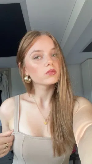 Alora512, 23 years old from United States