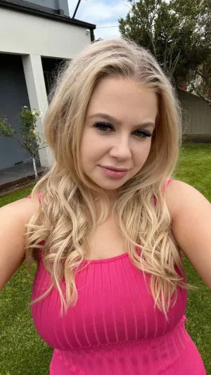 Rosalia254, 22 years old from United Kingdom