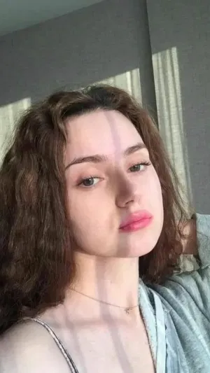 Olivia012, 23 years old from United Kingdom