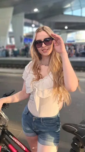 Arabella54, 25 years old from Canada