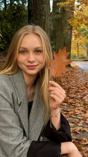 Margot82, 25 years old from Canada