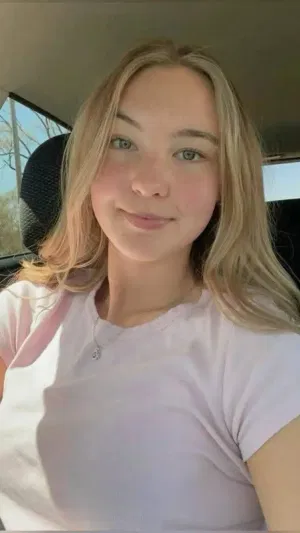 Dawn574, 22 years old from United Kingdom