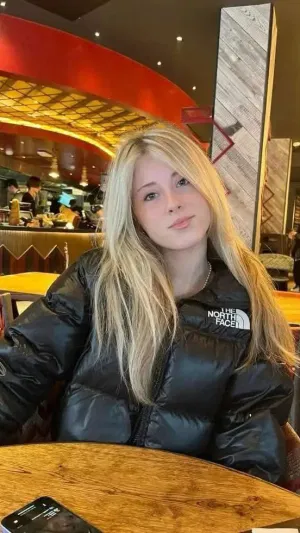 Marie579, 22 years old from France