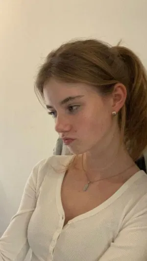 Heidi25, 25 years old from United Kingdom