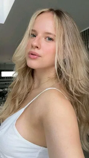 Betty56, 26 years old from Canada