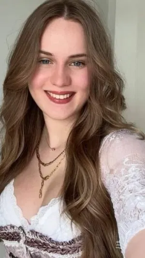 Emma121, 23 years old from France