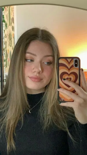 Elina18, 18 years old from United Kingdom