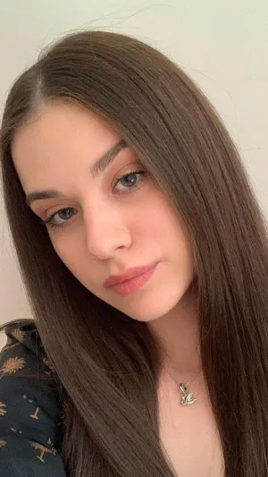 Ivey18, 18 years old from United Kingdom