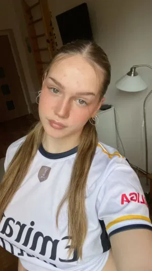 Maisie0002, 20 years old from Greece