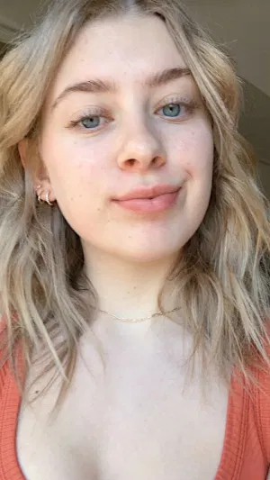 Lola20, 20 years old from Canada